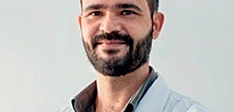 Dr. Letierre Duarte Pereira, médico com pós em Neurologia e Cannabis medicinal. Experiência no tratamento de dor, ansiedade e mais. Agende na Cannaceia.