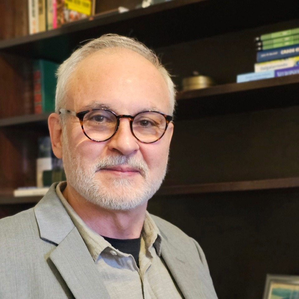 Atuação em Psiquiatria (adulto e infantil), com ênfase em psicogeriatria. Formação em Medicina Endocanabinoide | Dr. Luis Cláudio | Cannaceia