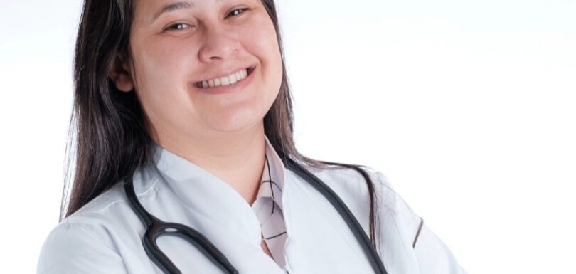Médica com formação em Medicina pela [nome da instituição, se desejar incluir], pós-graduada em Saúde da Família e Comunidade e em Psiquiatria Geriátrica. Atua com foco em cuidado continuado, priorizando a escuta ativa, o vínculo e o acolhimento em cada etapa do tratamento. Na Cannaceia, integra terapias tradicionais e alternativas, incluindo o uso responsável da cannabis medicinal em contextos que favorecem a saúde integral do paciente. Karlla Karyna Cannaceia