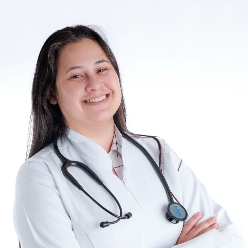 Médica com formação em Medicina pela [nome da instituição, se desejar incluir], pós-graduada em Saúde da Família e Comunidade e em Psiquiatria Geriátrica. Atua com foco em cuidado continuado, priorizando a escuta ativa, o vínculo e o acolhimento em cada etapa do tratamento. Na Cannaceia, integra terapias tradicionais e alternativas, incluindo o uso responsável da cannabis medicinal em contextos que favorecem a saúde integral do paciente. Karlla Karyna Cannaceia