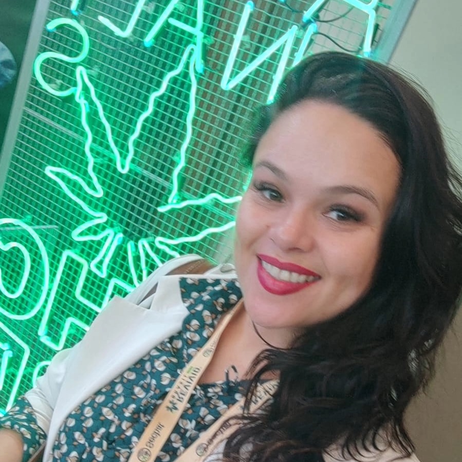 Dra. Priscila Quintairos, cirurgiã-dentista da Cannaceia com foco em endodontia, laserterapia, estética e odontologia integrativa.