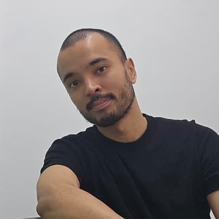 Dr. Augusto Kiyomura, Médico Psiquiatra (UFF/UERJ) com foco em saúde mental. Abordagem empática e acolhedora. Agende sua consulta na Cannaceia.