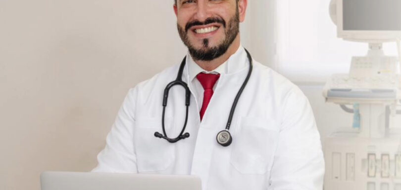 Foto profissional do Dr. Rubem Antônio Citton Junior, médico pediatra e especialista em Cannabis medicinal da Cannaceia, sorrindo em ambiente clínico moderno e acolhedor.