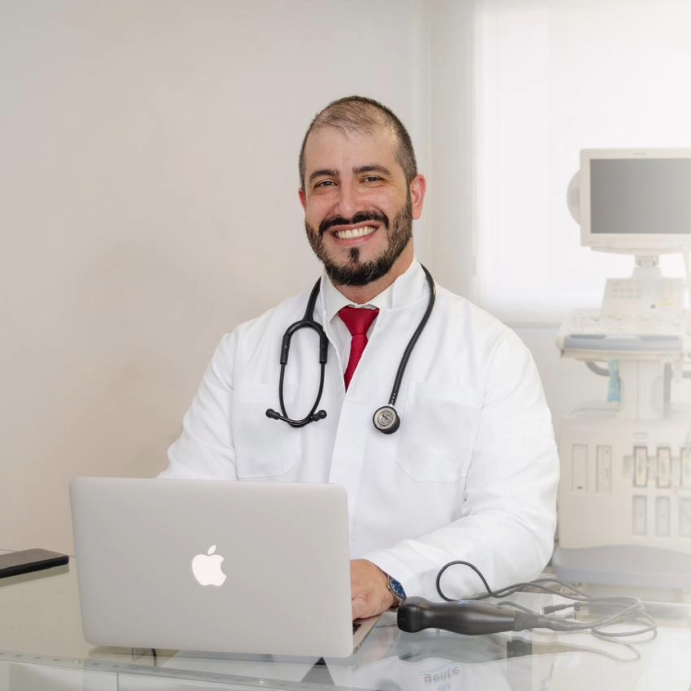 Foto profissional do Dr. Rubem Antônio Citton Junior, médico pediatra e especialista em Cannabis medicinal da Cannaceia, sorrindo em ambiente clínico moderno e acolhedor.