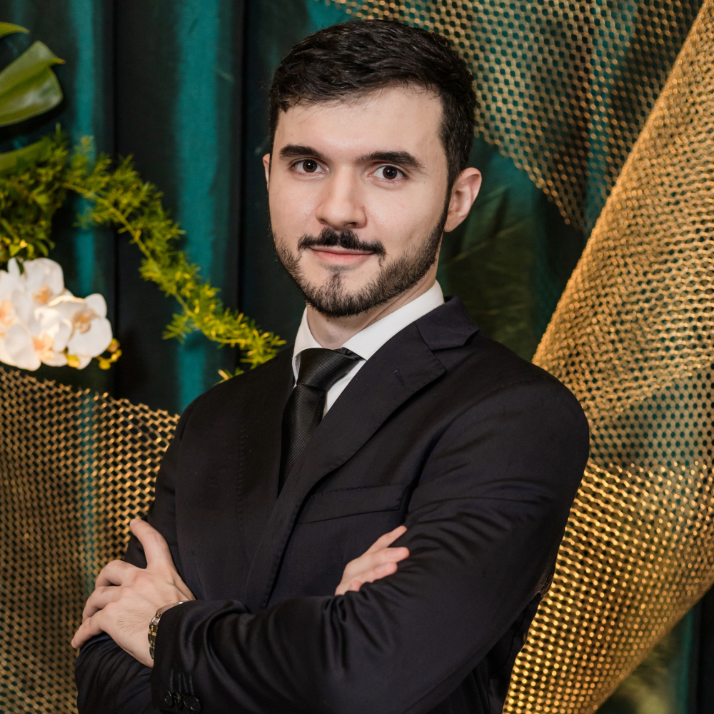 Retrato profissional do Dr. Victor Barbosa, médico ortopedista da Cannaceia especialista em aparelho locomotor e manejo da dor, focado em tratamentos com cannabis medicinal para qualidade de vida