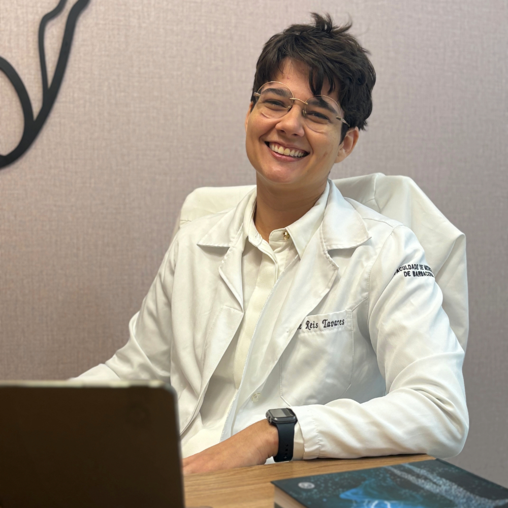 Foto profissional da Dra. Aline Reis Tavares, médica generalista na Cannaceia e especialista em Cuidados Paliativos, com foco em medicina endocanabinoide para dor crônica e sintomas refratários