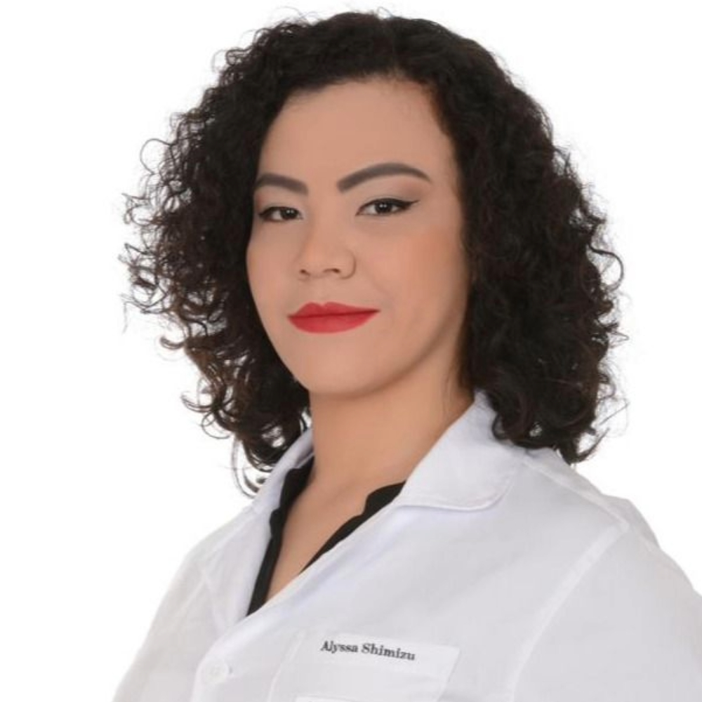 Retrato profissional da Dra. Alyssa Shimizu, médica de família e comunidade na Cannaceia. Ela sorri de forma acolhedora, reforçando os valores de cuidado integral e escuta qualificada da clínica.